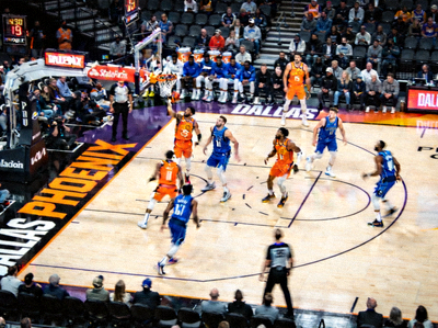 NBA常规赛菲尼克斯太阳队对阵达拉斯独行侠队的比赛画面，篮球场全景视角