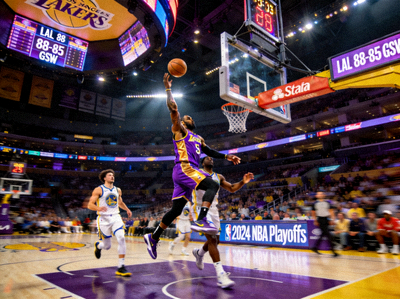 NBA季后赛洛杉矶湖人队主场对阵金州勇士队的比赛画面，球员正在突破上篮